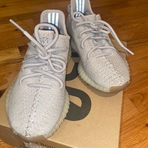 LIKE NEW YEEZY sesames men’s 4, women’s 5 1/2.